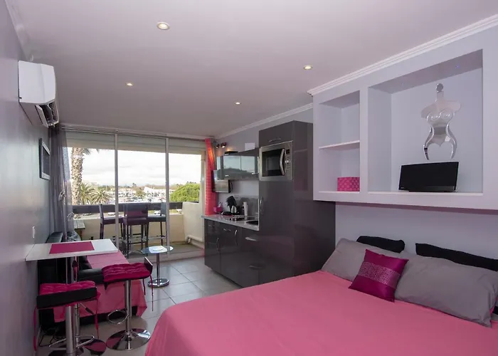 Capsexy Port Nature Marina Naturist Village * Agde